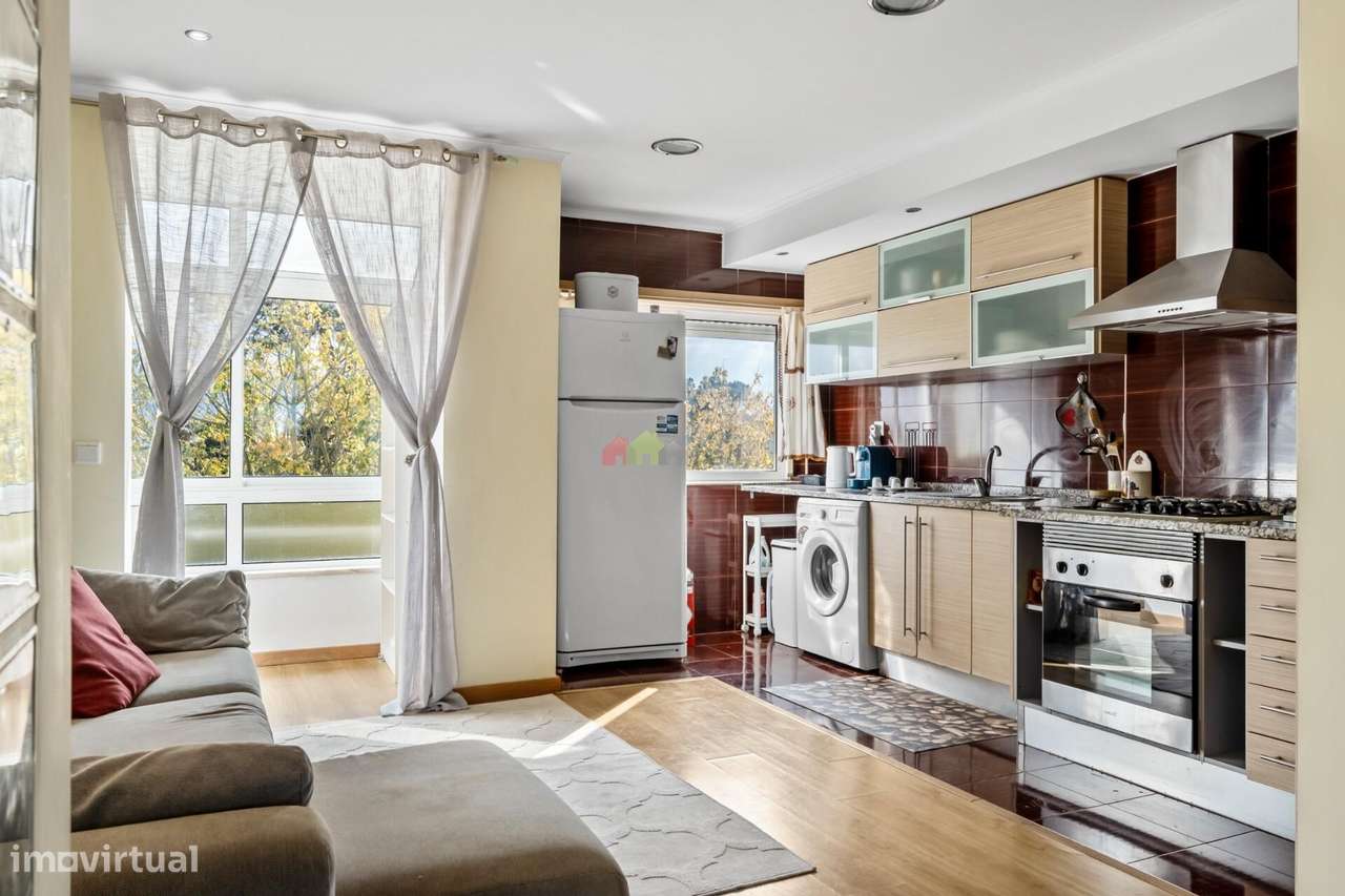 Apartamento T3 Renovado em Santo António da Charneca-5