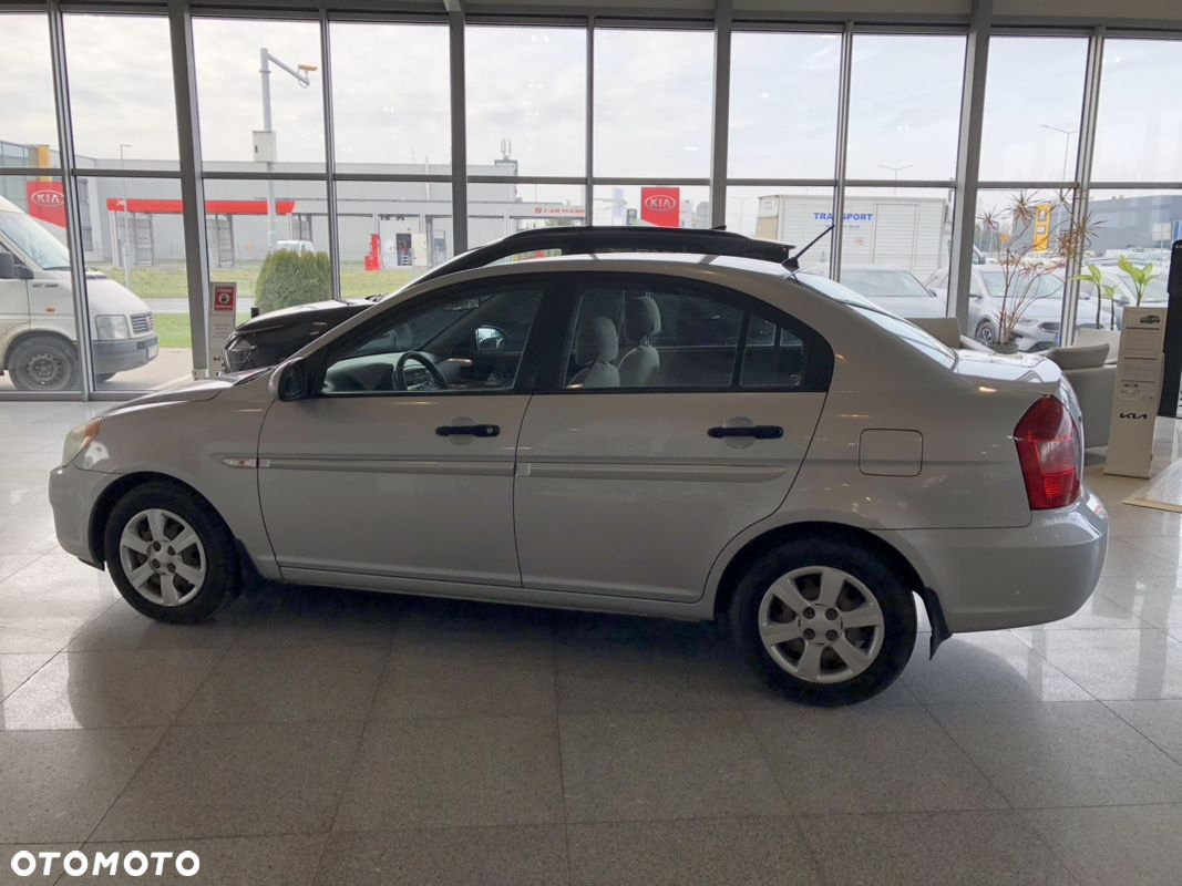 Hyundai Accent - 2