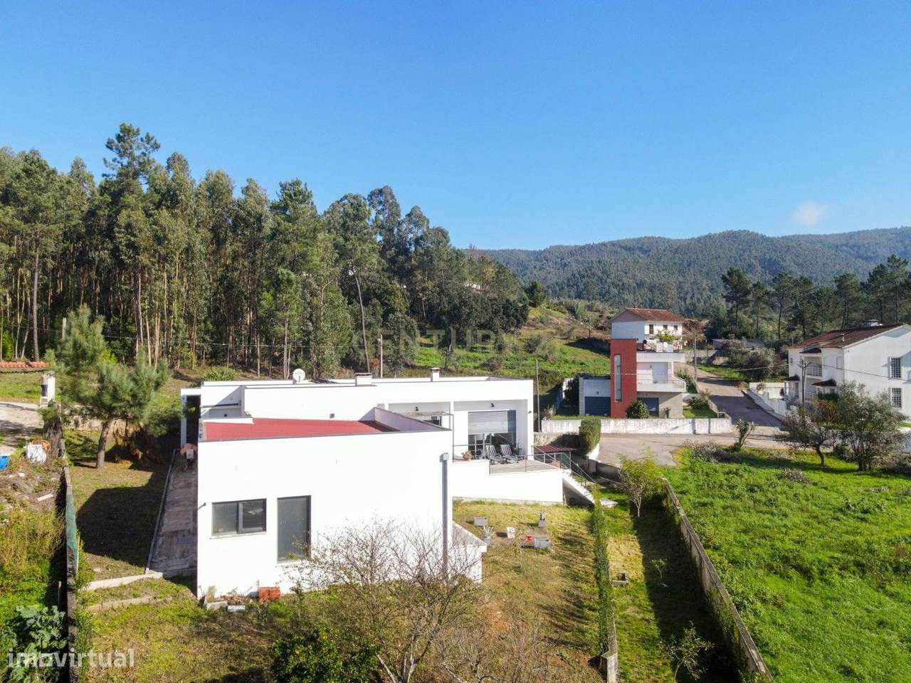 Moradia térrea T3+1 com linhas modernas,varandas,churrasco,jardim,gara-8