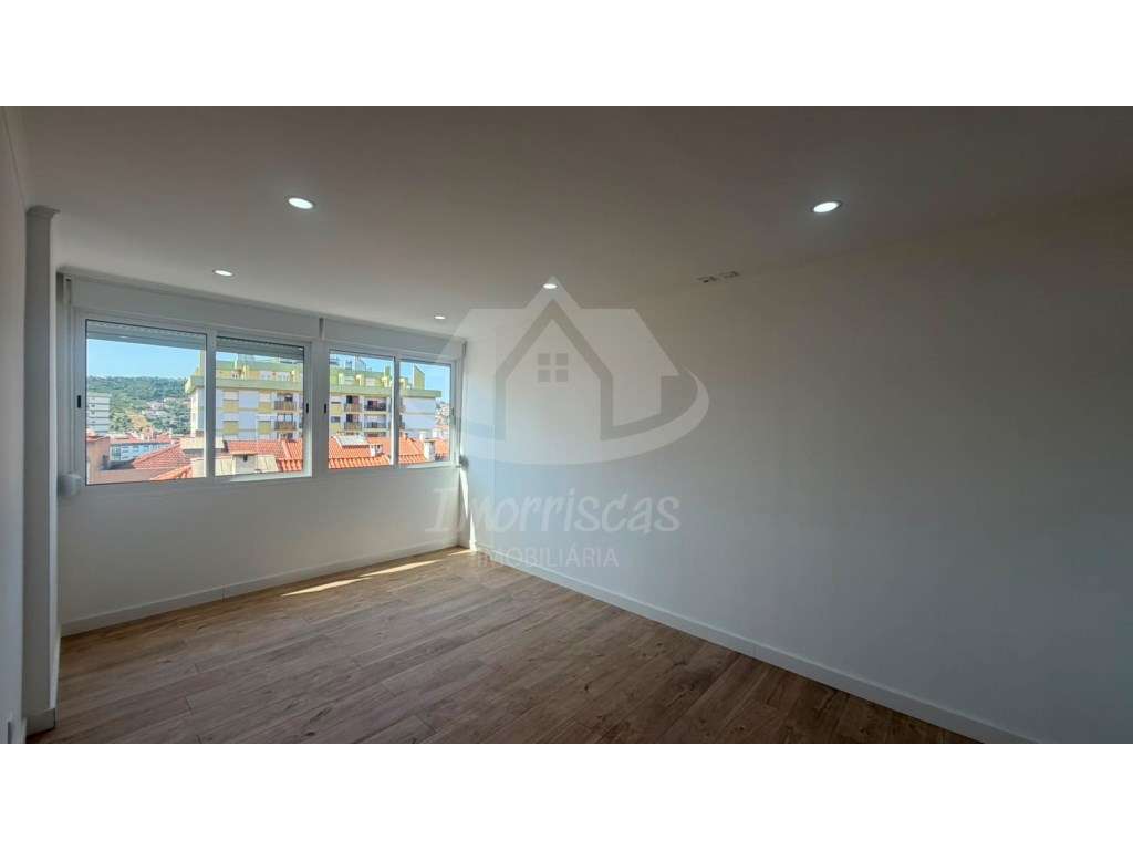 T2+1 Totalmente Remodelado em Odivelas | Pronto a Habitar | Localiz...-12