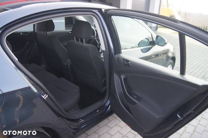 Volkswagen Passat 1.9 TDI Highline - 22