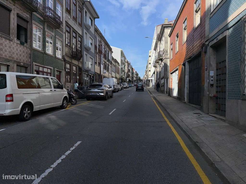Prédio para recuperar na Rua D. João IV, em pleno centro do Porto-11