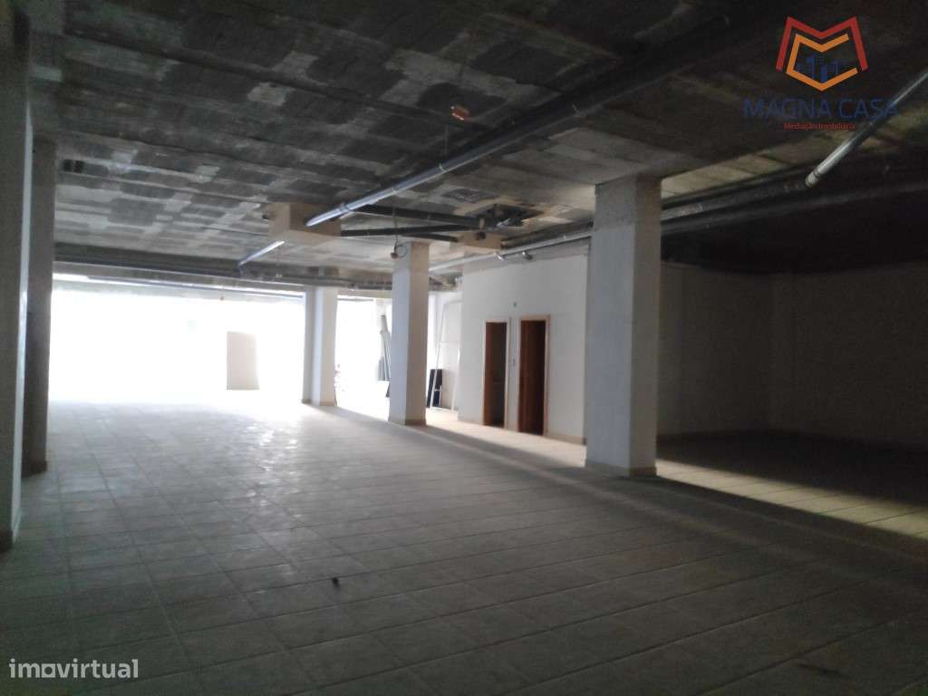 Loja na Quinta do Almirante, Santo António dos Cavaleiros, Loures - Grande imagem: 4/10