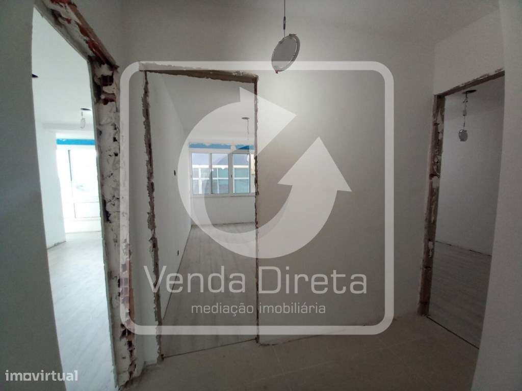 Apartamento T4 remodelado no Laranjeiro-18