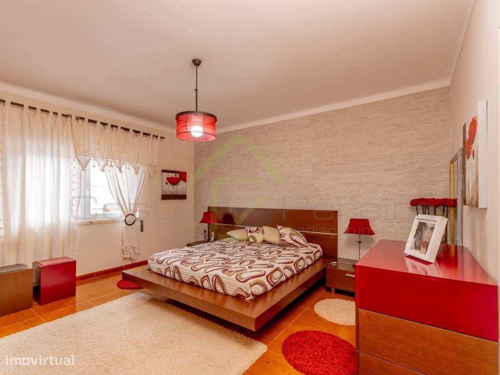 Moradia T4 a minutos dos acessos da A8 e perto das praias de região-13