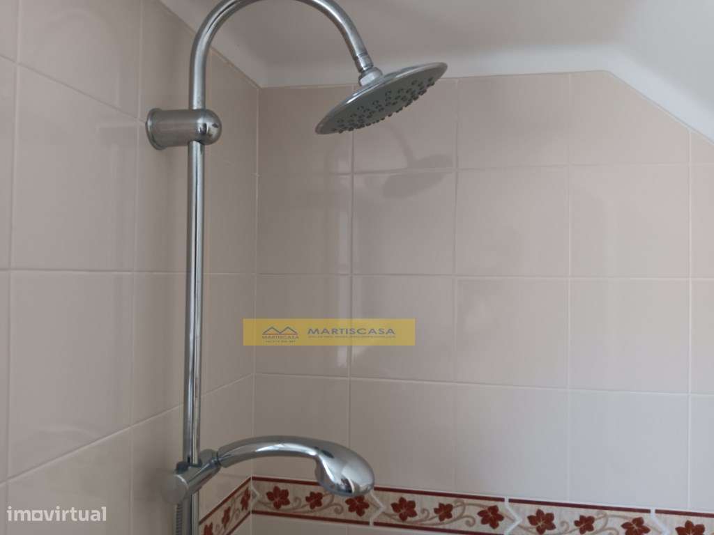 Moradia T4 totalmente remodelada, garagem, sotão e espaço exterior,...-24