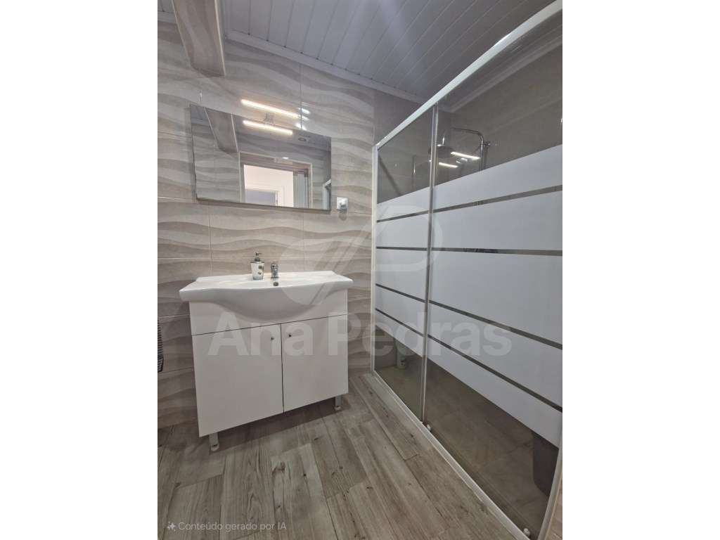 Moradia Bi-Familiar Totalmente Remodelada com Logradouro e Elevado ...-47