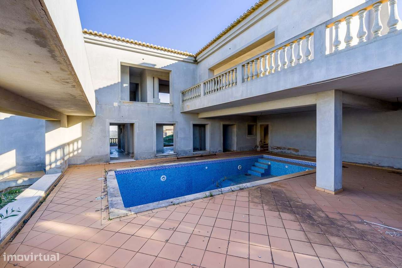 MORADIA INACABADA COM VISTA PANORÂMICA NUM PRESTIGIADO RESORT DE GOLFE - Grande imagem: 3/32