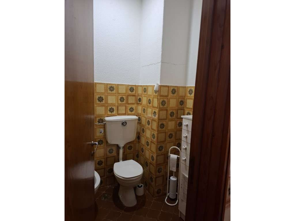 Escritório mobilado localizado junto à estação de metro de Alfornel... - Grande imagem: 5/6