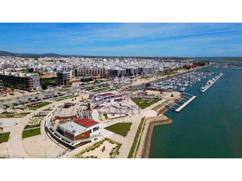 Moradia T2+1 com Garagem e Quintal em Olhão-36