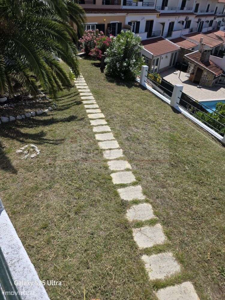 Moradia T4 com piscina e 900 m² de terreno na Quinta da Serralheira,-13