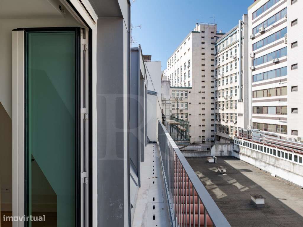 Apartamento T2 com varanda e vista rio em Lisboa-23