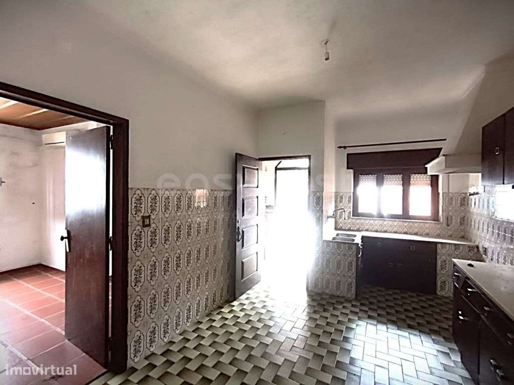 Fantástica moradia com 2 pisos, anexos e comercio-13