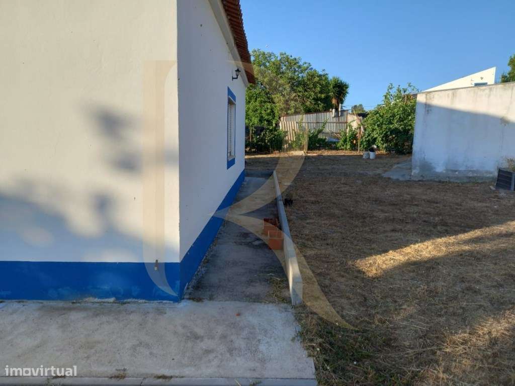 Moradia T3 transformada em T2 com Garagem, inserida num terreno de ... - Grande imagem: 5/34