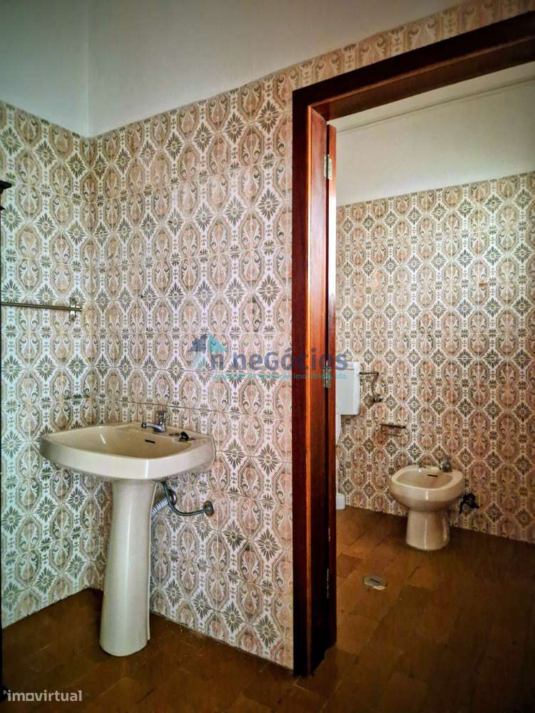 Loja para comércio com terraço- conversão em habitação em processo-6