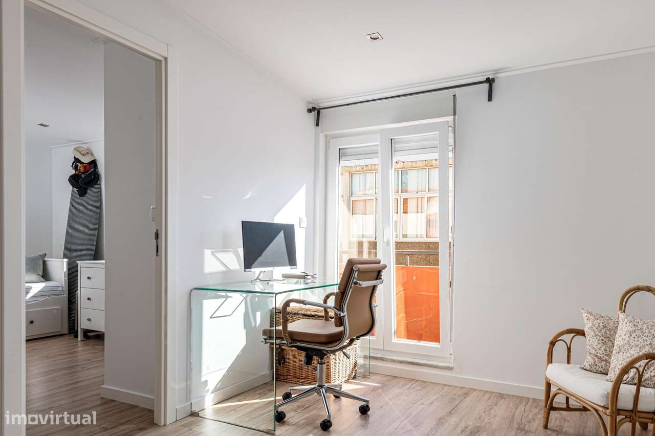 T2+1 Dúplex Remodelado com 4 Varandas e Vista Cristo Rei – Almada-17