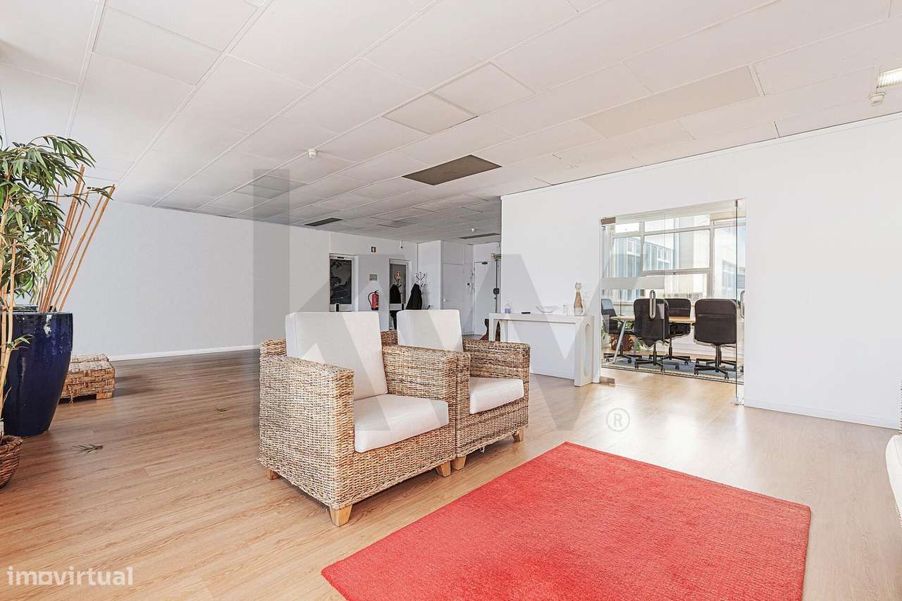 NAVE / ESCRITÓRIO DE AMPLOS E LUMINOSOS 700M2 NA AV. INFANTE D. HENRIQ - Grande imagem: 5/35