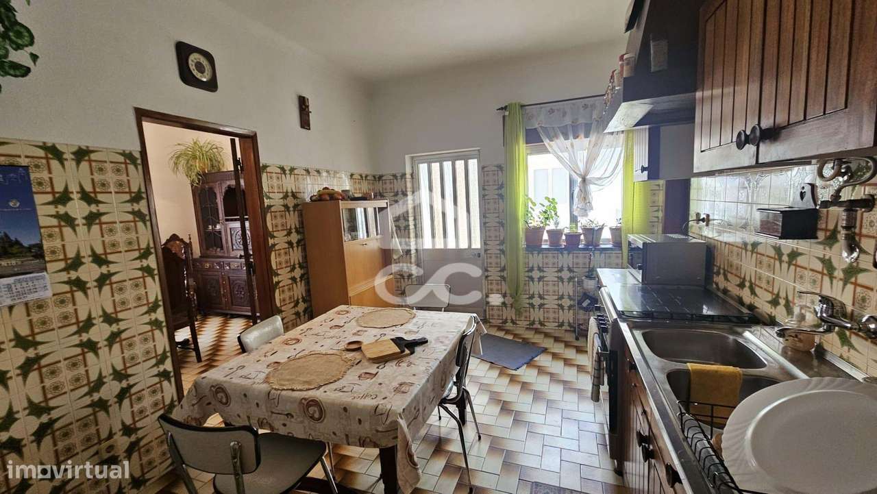 Moradia V4 com 174 M2, aproveitamento de sótão, garagem para 2 viatura-25