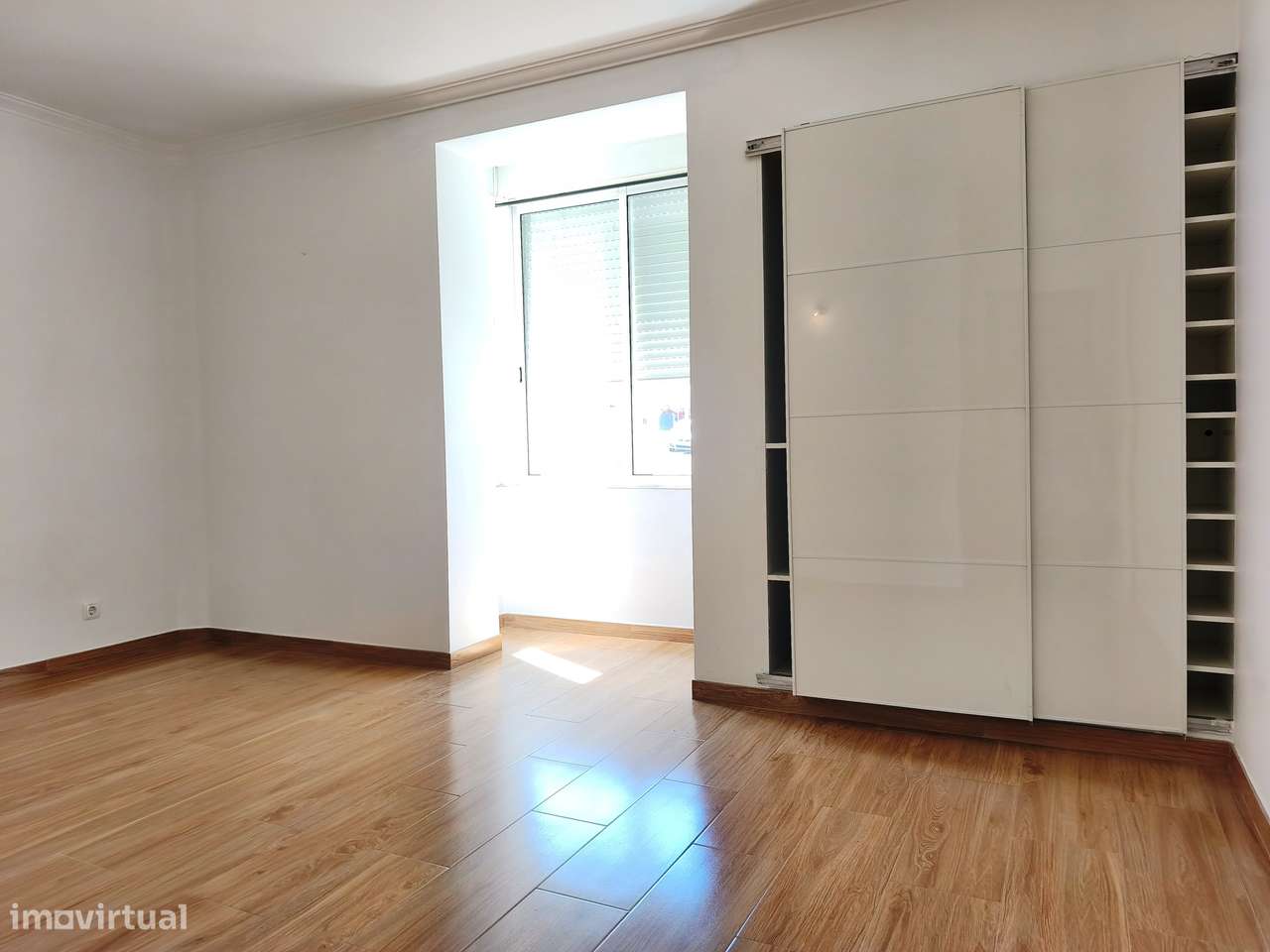 T2 Bem Conservado na Rua José Cardoso Pires, Areias, Estoril.-13
