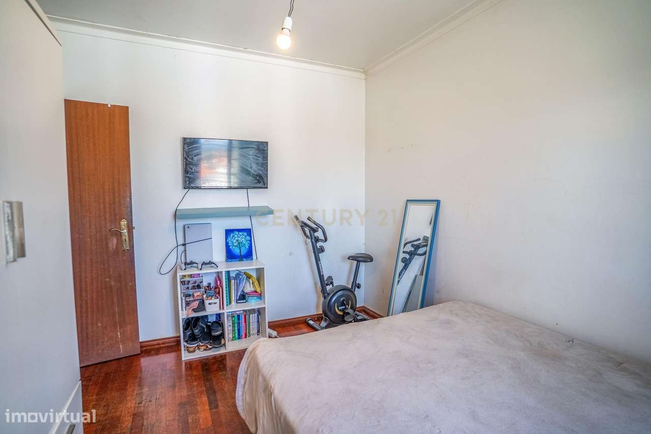 Propriedade composta por prédio, moradia e terreno em Salir do Porto-19