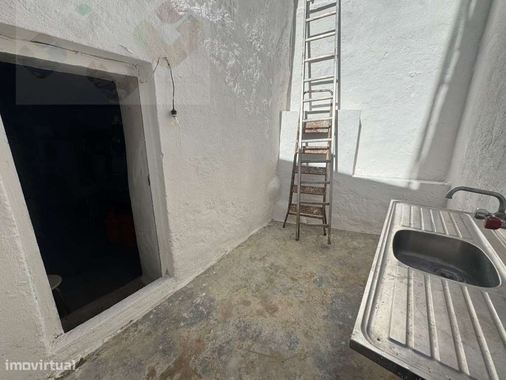 Moradia frente Monsanto, Excelente oportunidade, T2, por recuperar!-19