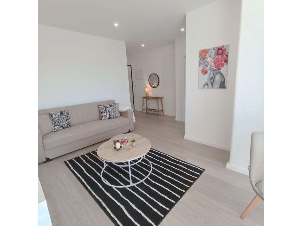 Apartamento T2 Remodelado em Benfica. - Grande imagem: 2/9