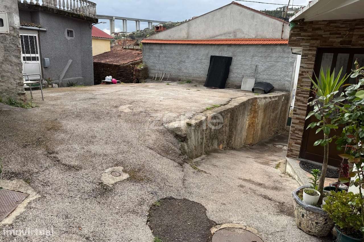 Moradia para Remodelação Total em Cabouco - Ceira-12