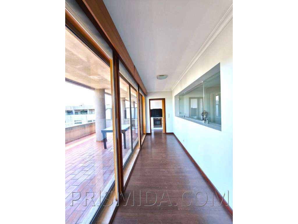 Duplex T4+office Renovado | Bi-Familiar | Terraço c/Churrasqueira - Grande imagem: 2/32