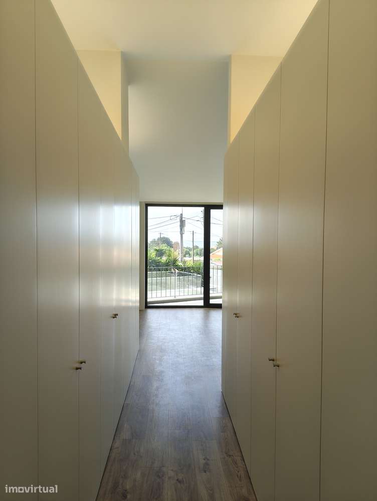 Moradia T4 com piscina, garagem e jardim em Canidelo-35