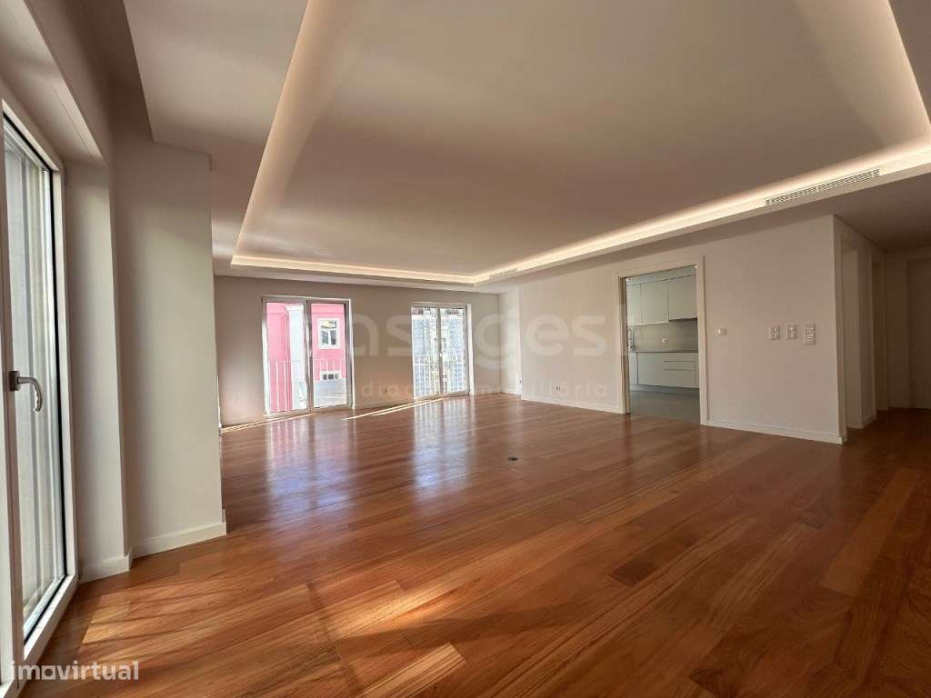 Prédio Novo, T3 Premium com 2 lugares de garagem, 148m2. Cheio de L... - Grande imagem: 3/41