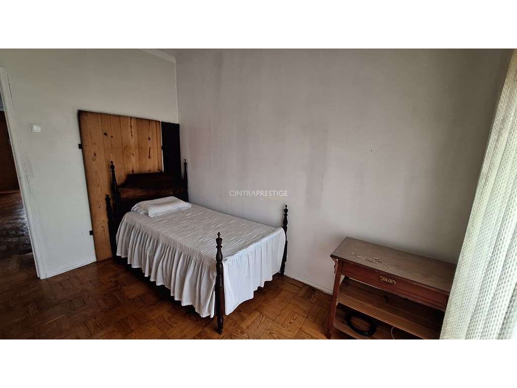 Moradia T4 com quintal e garagem em Algueirão-7