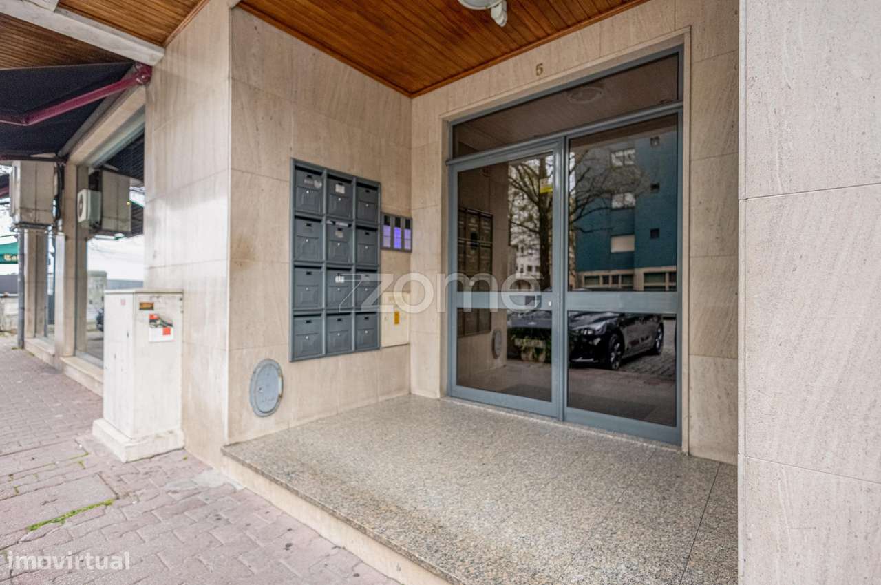 T2 com Varanda, Garagem e Elevador em Zona Central