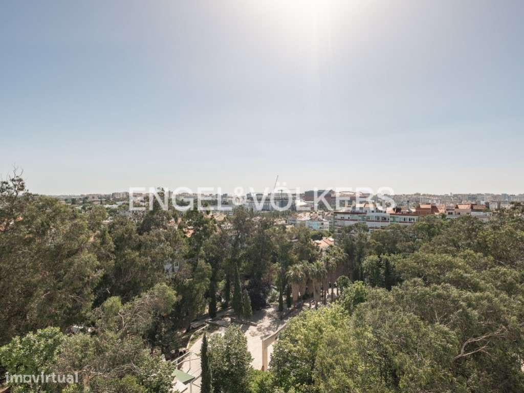 T2 em Benfica para Remodelação com Vista Panorâmica sobre Lisboa-5
