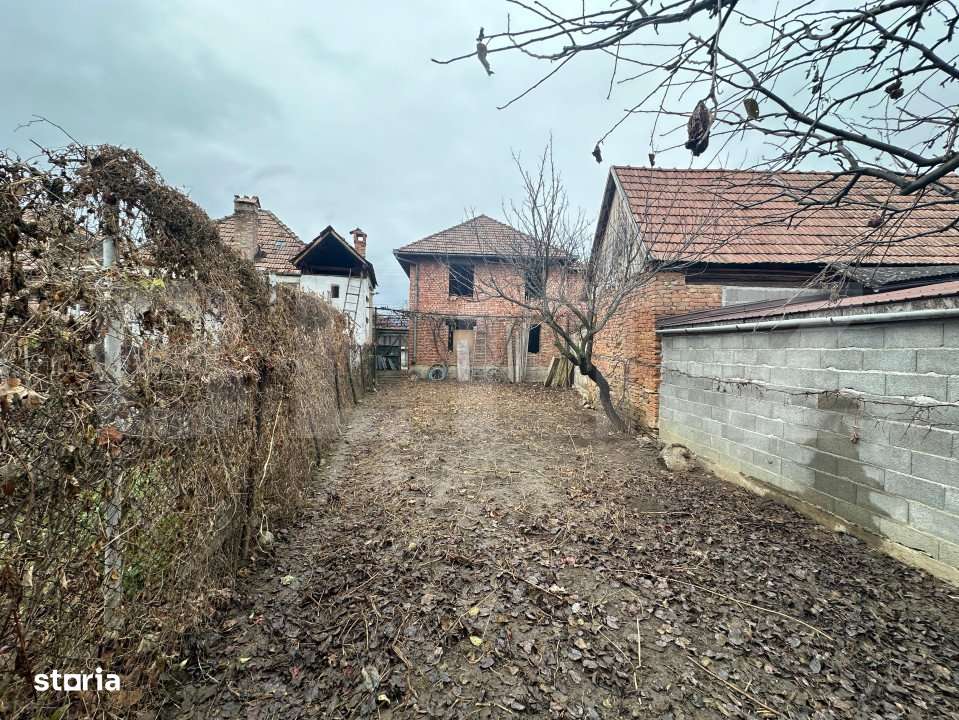 Casa la rosu cu 7 camere, 2 bai, 1 bucatarie. - Imagine principală: 2/11