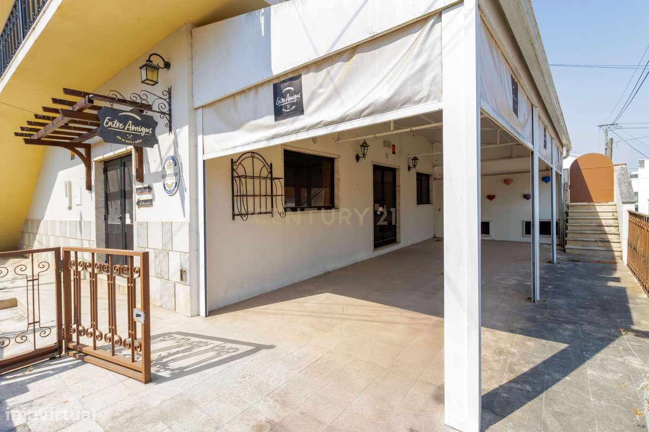 MORADIA EXCLUSIVA EM ALCOBAÇA – CONFORTO, ESPAÇO E POTENCIAL DE INVEST - Grande imagem: 3/51