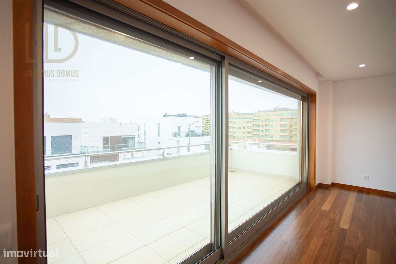 Moradia T3+1 de Luxo com 405m2 a 200 Metros da Praia em Canidelo.-35
