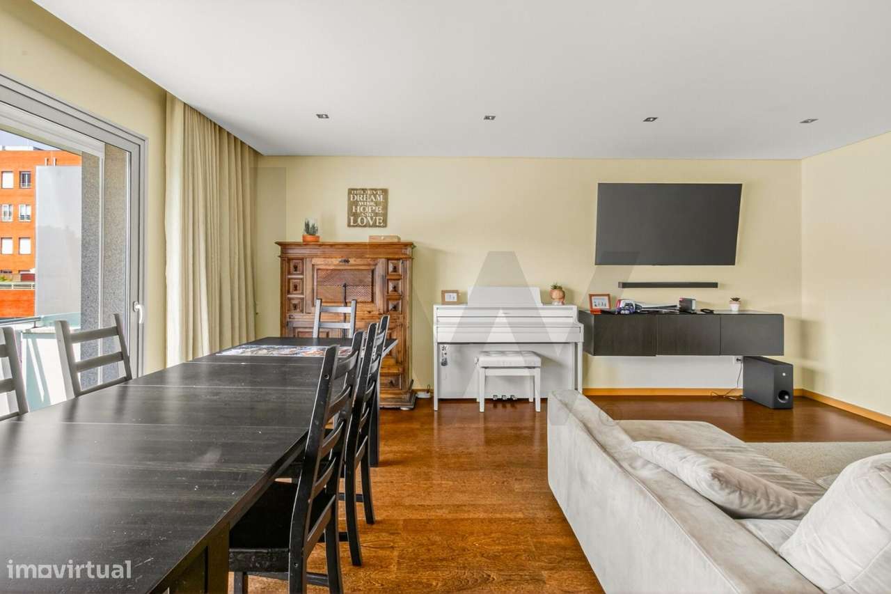 T4 com Garagem Privada e Vista no Coração da Feira — Espaço e Localiza - Grande imagem: 4/39