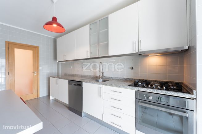 Apartamento T3 com duas varandas, garagem e arrumos, Maia-7