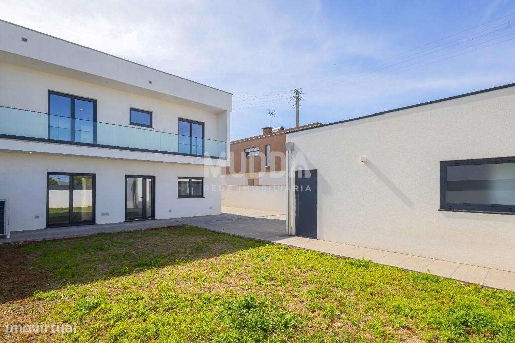 Moradia T4 com Design Contemporâneo e Acabamentos Premium-28
