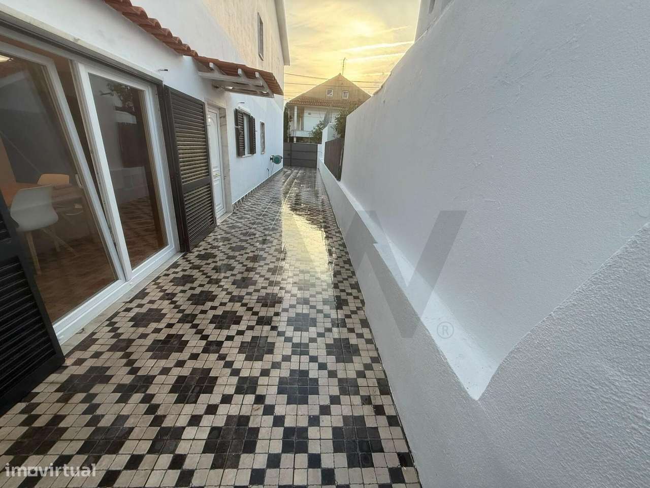 Esplêndido Andar de Moradia, renovado, com Estacionamento e Espaço Ext-34