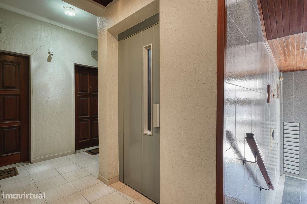 Apartamento T2 com garagem e elevador no Barreiro-16