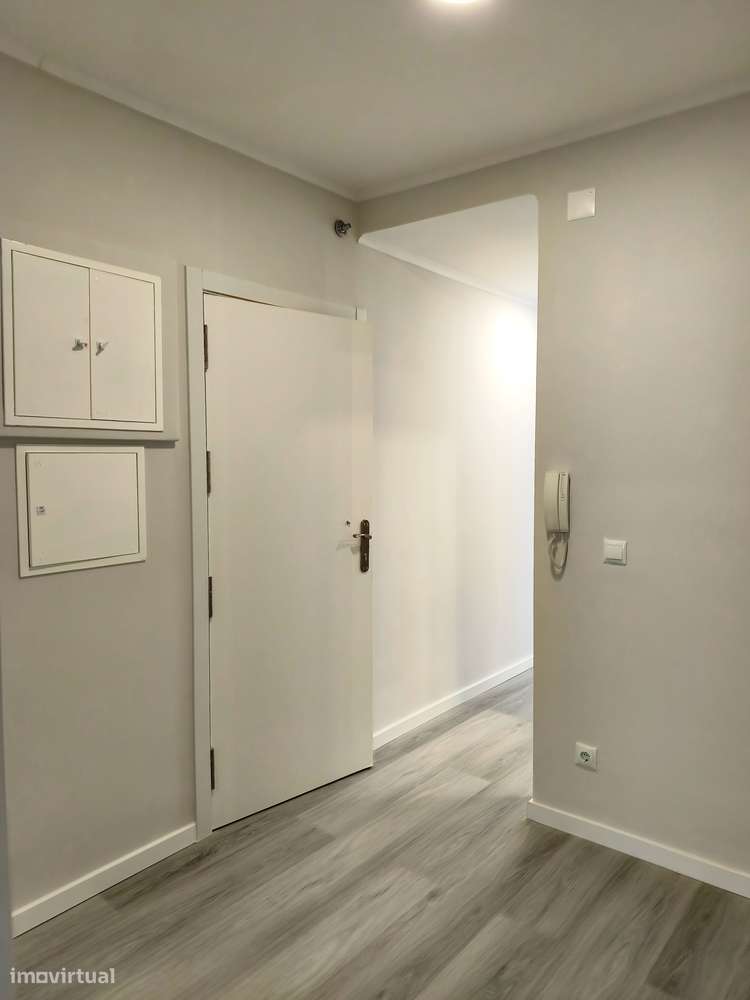 T2 Oeiras, Totalmente Remodelado, Bem Localizado, Com Arrecadação.-10