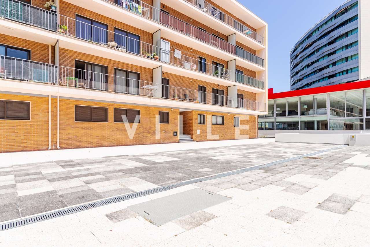 Apartamento T2 com Garagem Fechada e Arrumo no Glicinias-40