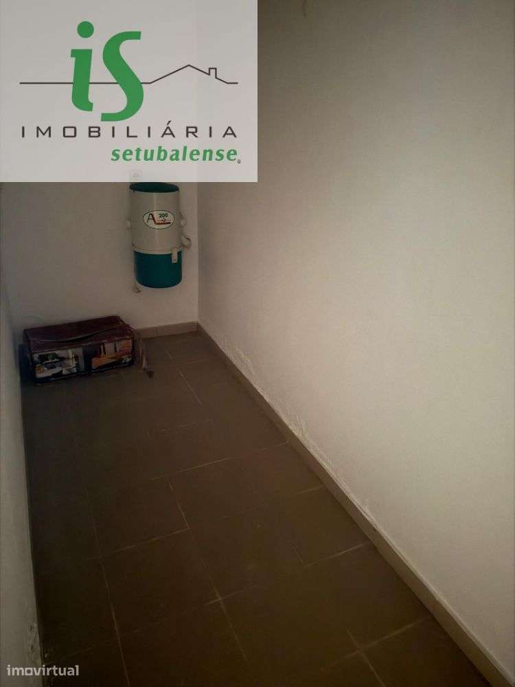 MORADIA T4 NA SOBREDA COM GARAGEM ISOLADA E TERRENO EM GAVETO.-25
