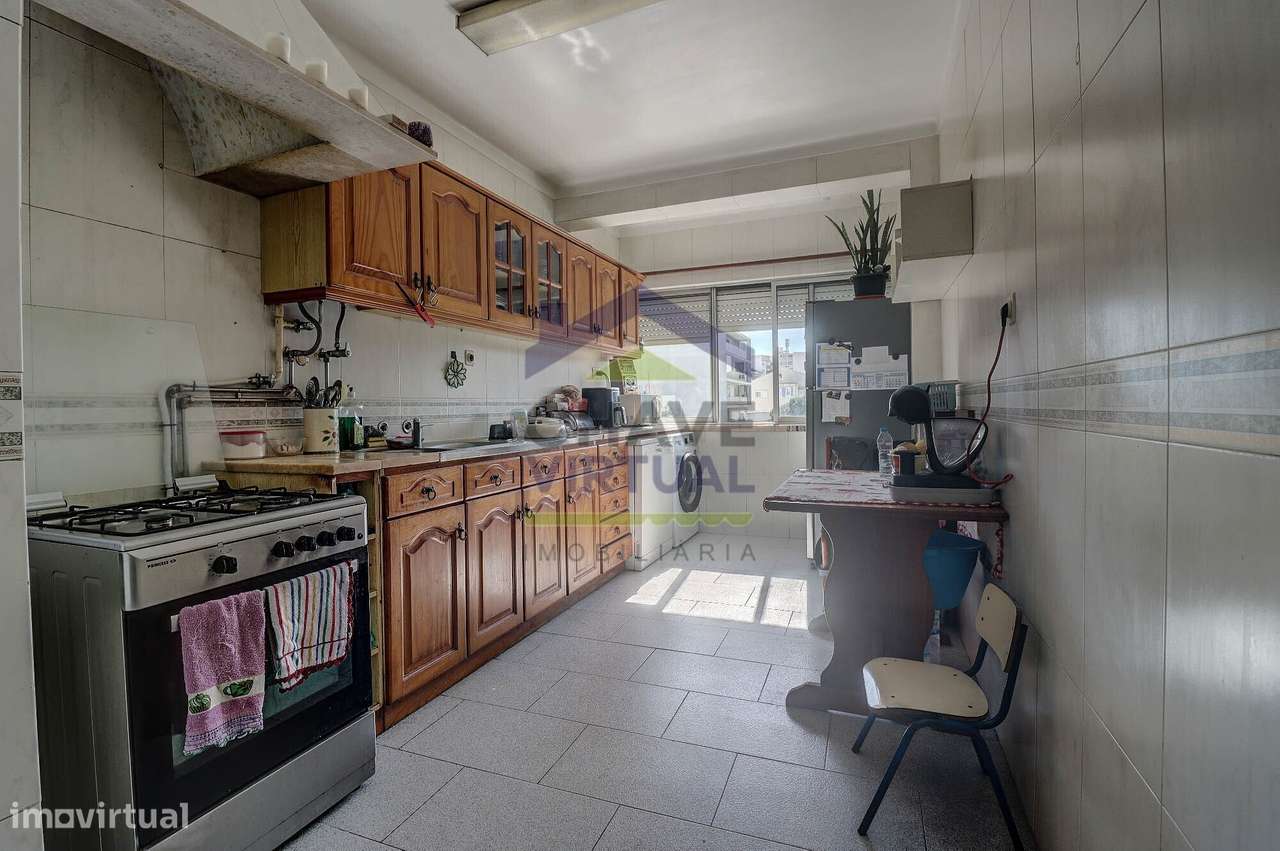 Apartamento T3 com Marquise e Varanda - Centro Caldas da Rainha-8