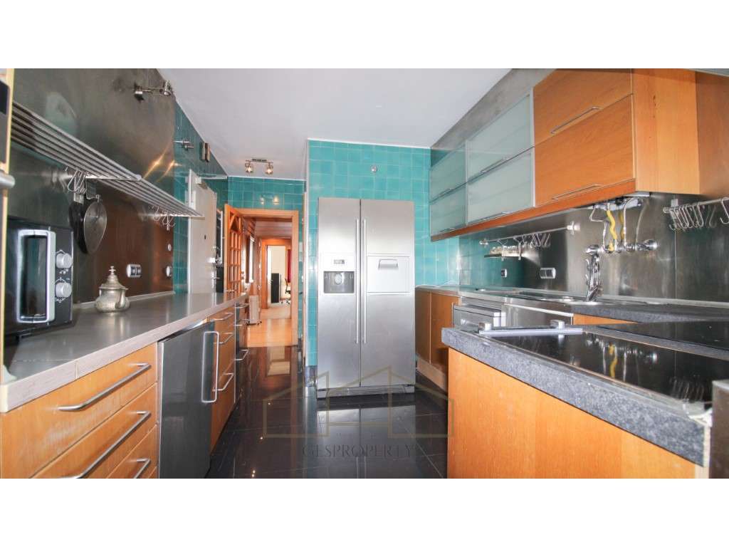 Apartamento T4 nas Torres das Amoreiras-14