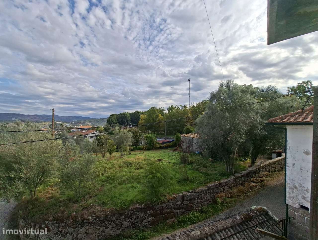 Moradia de 3 pisos com 1000m² de terreno, T3, 2 WC em Serafão, Fafe.-14