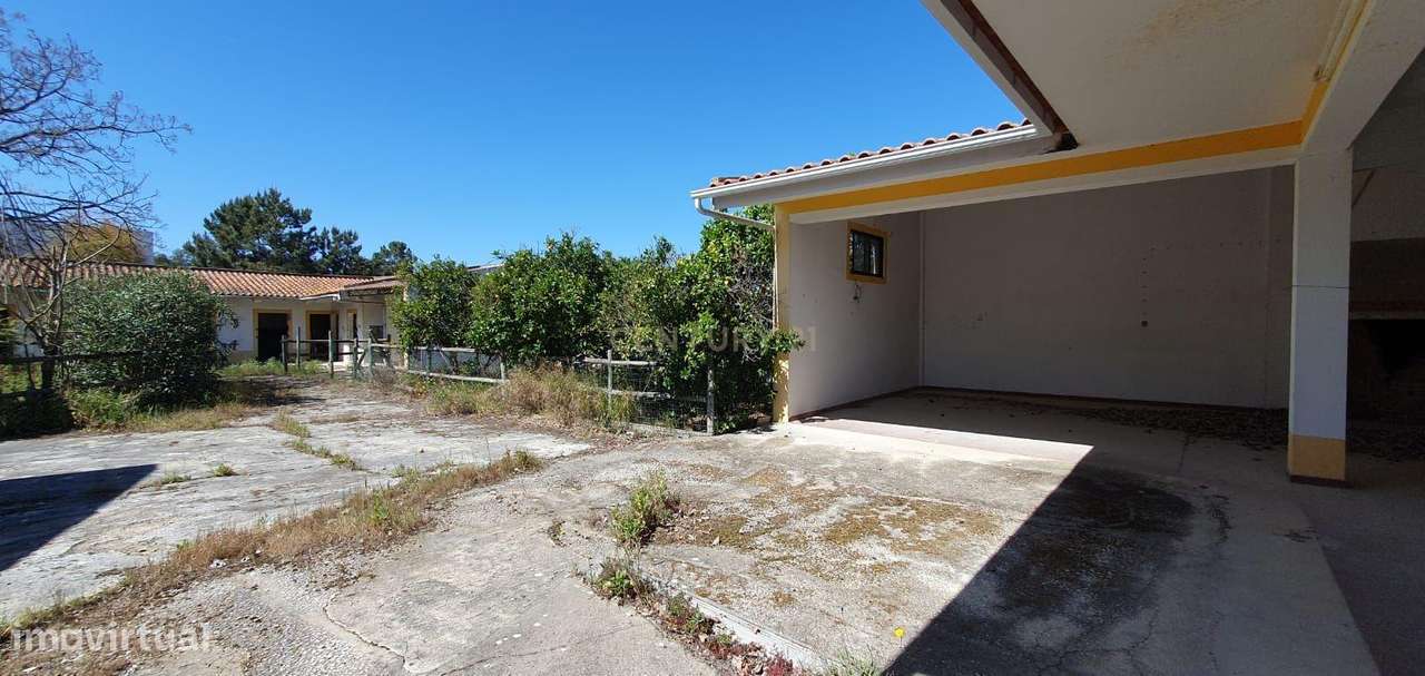 Quinta com 5000 m2  com moradia T4-14