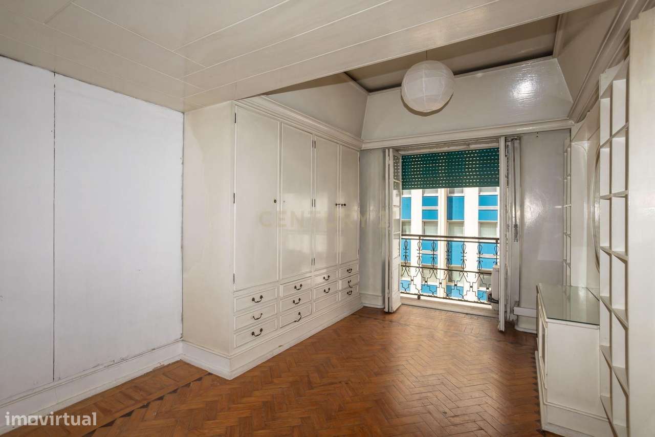 Apartamento T2 para remodelação nas Picoas -Lisboa-23