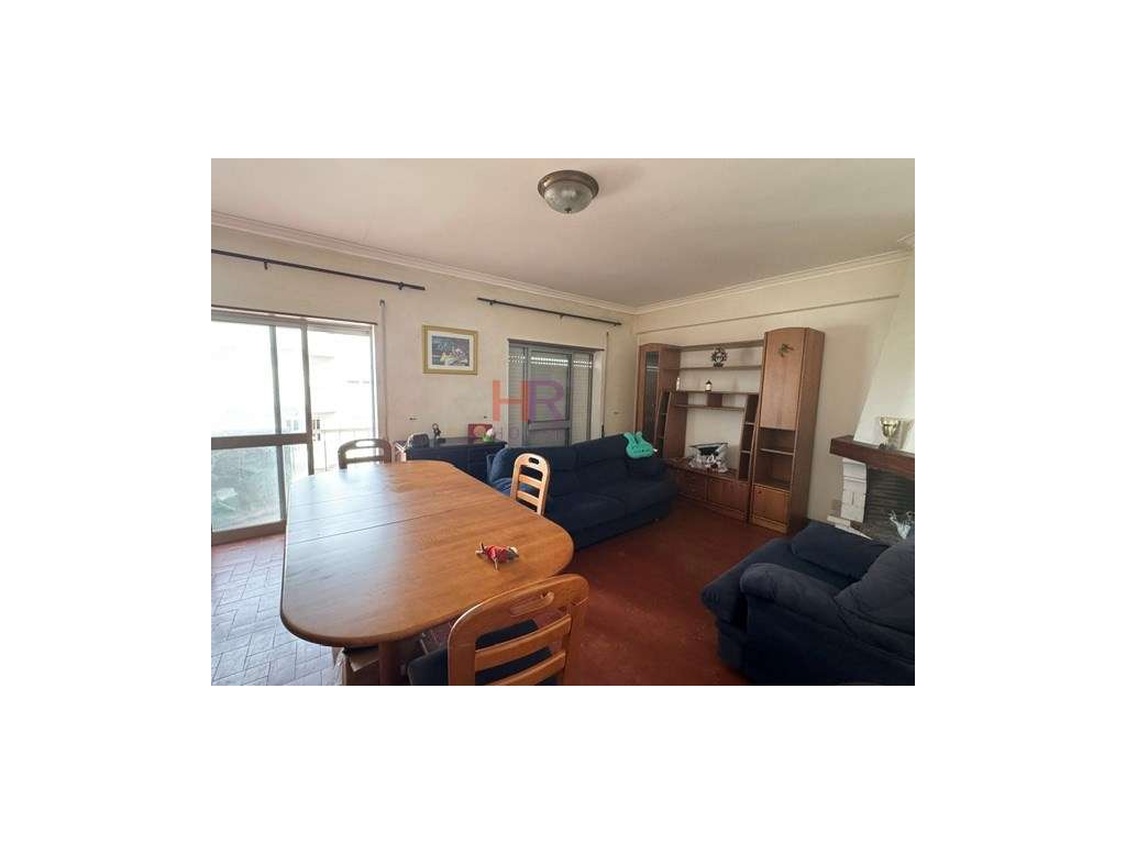 Vende-se T2 Mobilado em prédio com elevador.
